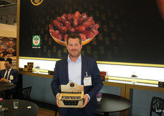 Dirk-Jan van Dijk from Israeli date exporter Hadiklaim. On the photo he presents 'dates to go', convenient packaging with 3 Medjoul-dates